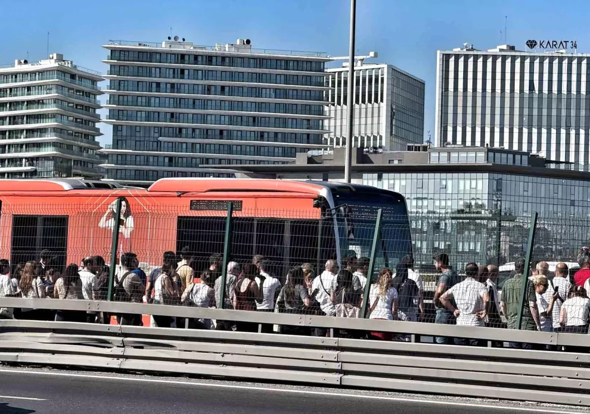 İstanbul Sefaköy Metrobüs Durağında Duman Paniği