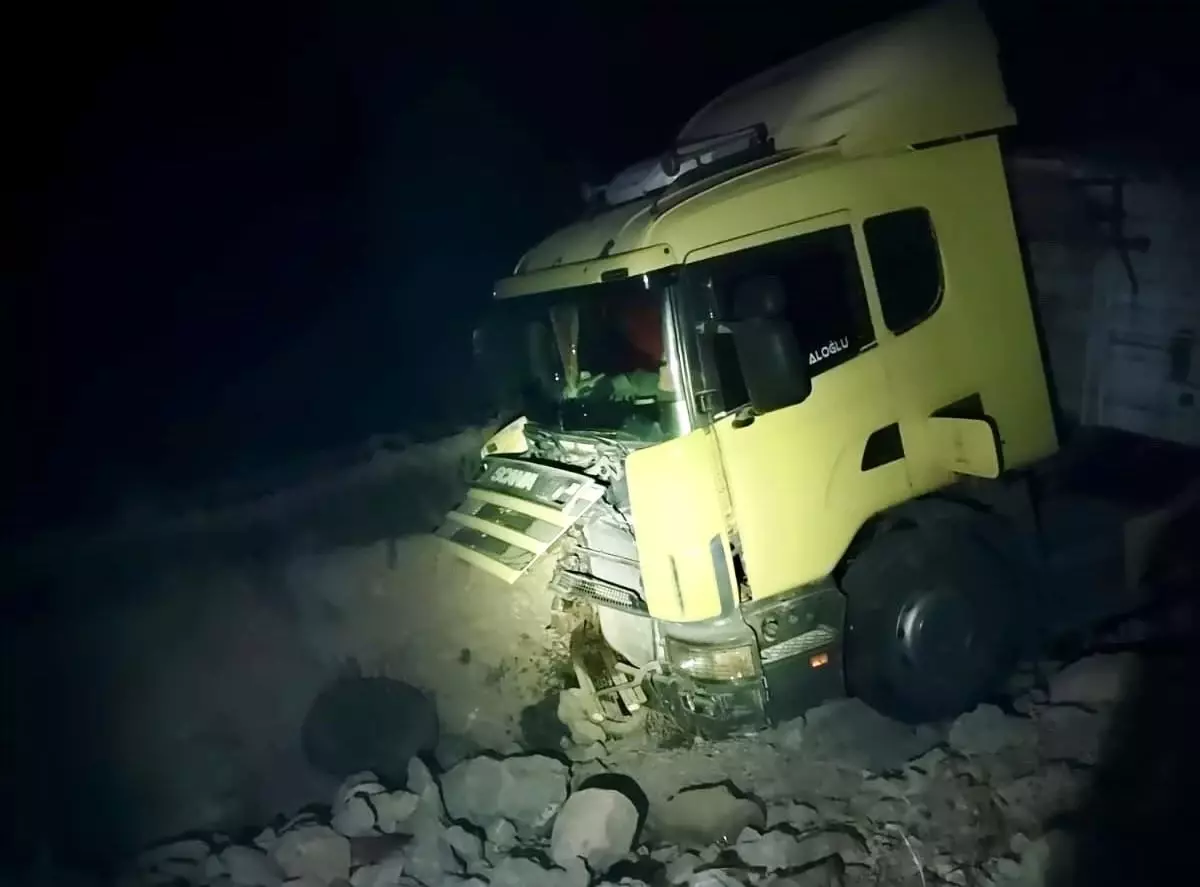 Malatya'da Tır Kazası: Sürücü Yaralandı
