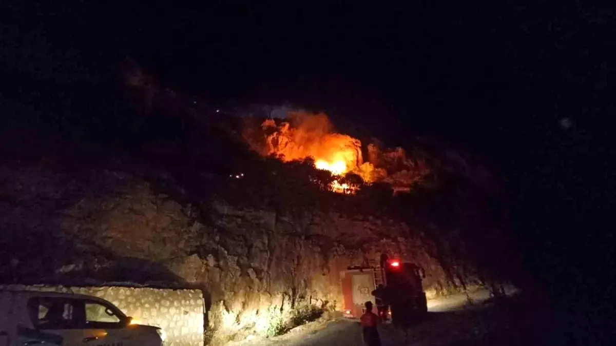 Mardin Kalesi Eteklerinde Çıkan Yangın Kontrol Altına Alındı