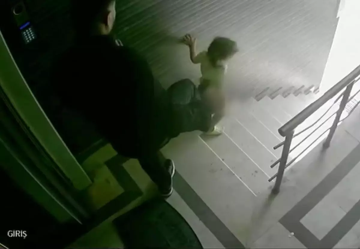 Baba, 3 Yaşındaki Kızını Merdivenden Tekmeleyerek Düşürdü, Tutuklandı