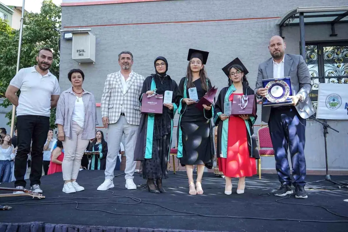 Nuri Erbak Anadolu Lisesi Mezuniyet Töreni Coşkulu Anlara Sahne Oldu