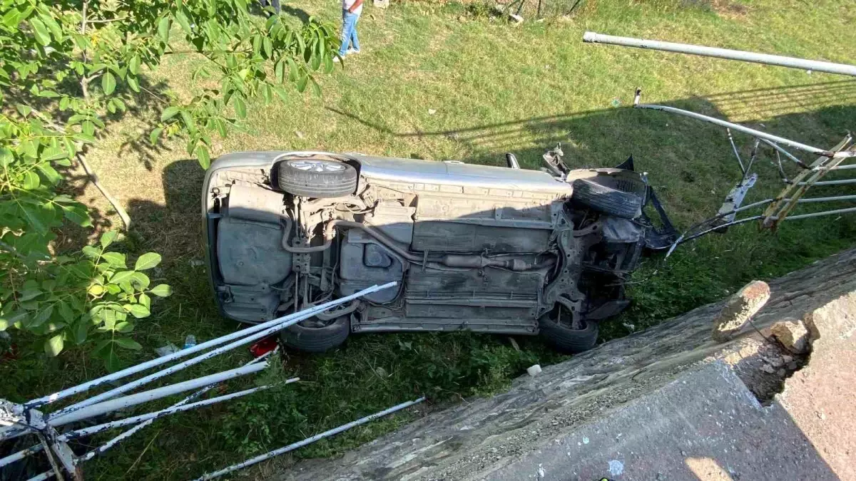 Kocaeli'de Takla Atan Otomobilin Sürücüsü Yara Almadan Kurtuldu