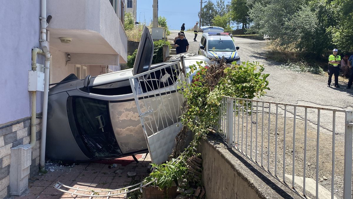 Karabük'te Yokuşta Otomobil Kazası: 5 Yaralı