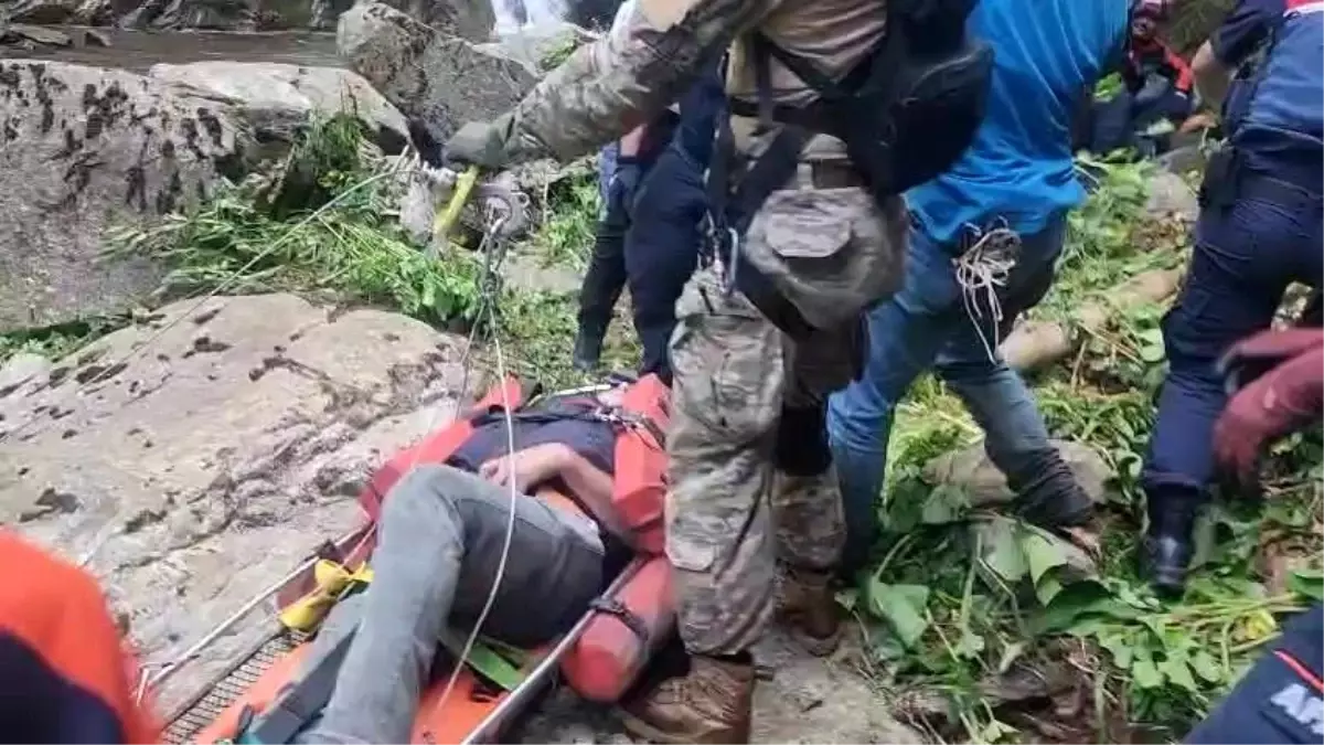 Bursa'da Protez Ayağı Çıkan Balıkçı Şelalede Mahsur Kaldı