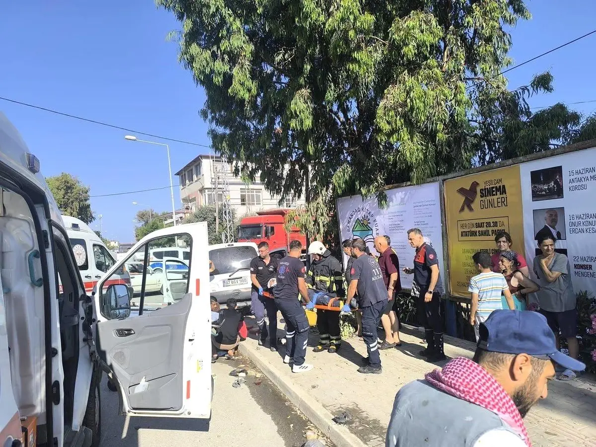 Hatay'da Trafik Kazasında 5 Kişi Yaralandı
