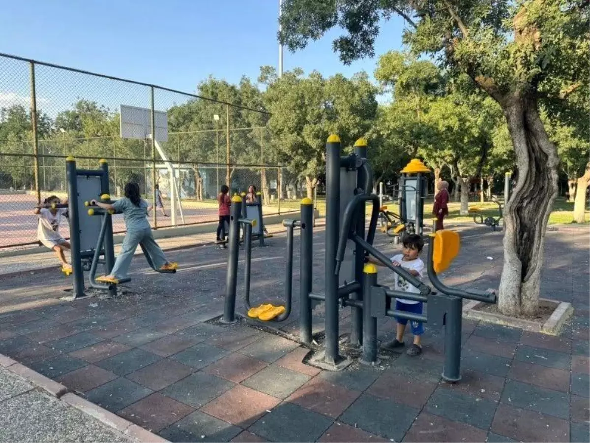 Siirt'te Çocuk Spor Aletine Parmak Sıkıştırdı