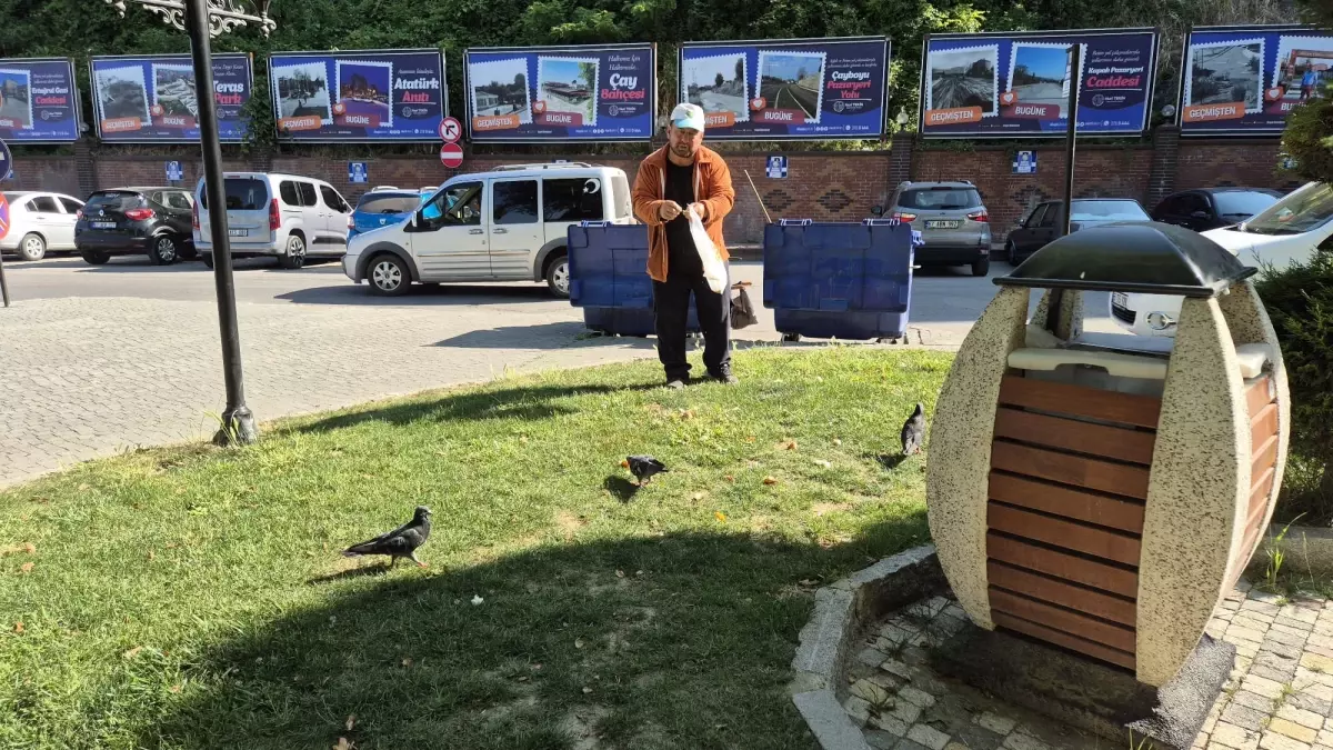 Zonguldak'ta Temizlik İşçisi Ekmek Atıklarını Kuşları Beslemek İçin Topluyor