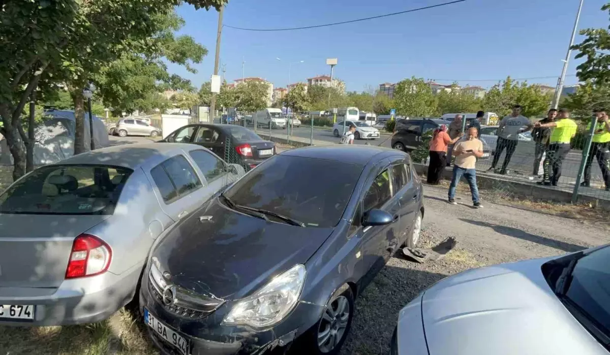 Tekirdağ'da Tır Çarpan Otomobil Site Bahçesine Uçtu