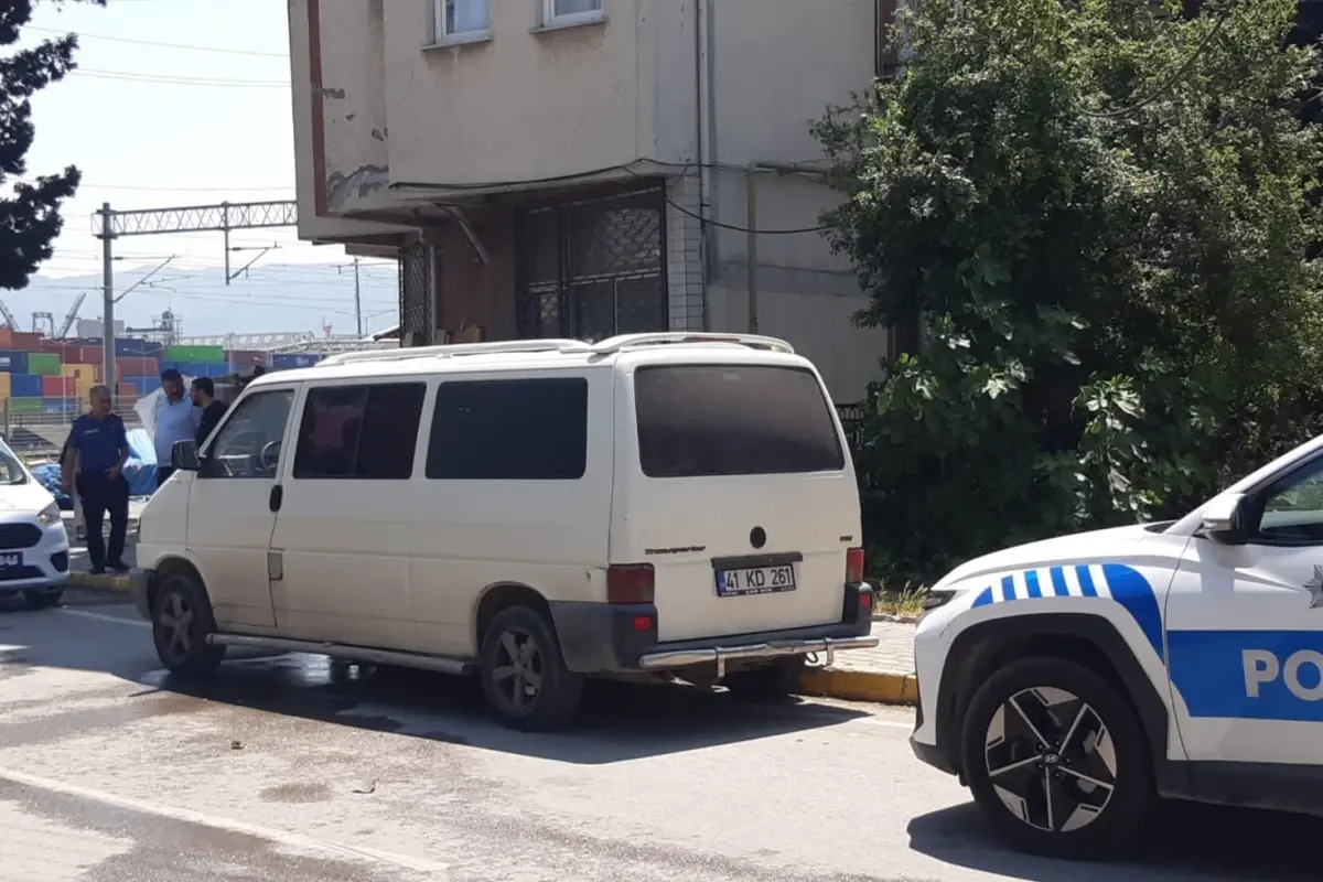 'Uygunsuz giyinme' tartışmasında komşusunu paspas sapıyla dövdü