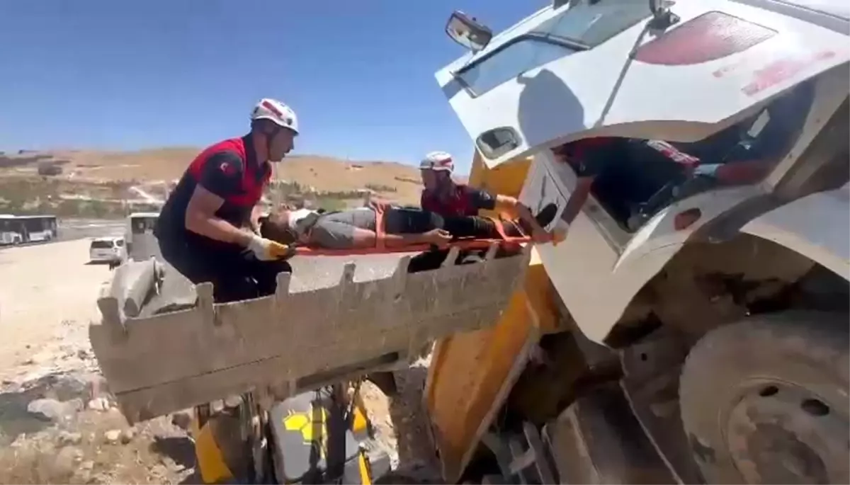 Şanlıurfa'da Devrilen Kamyonun Sürücüsü İtfaiye Tarafından Kurtarıldı