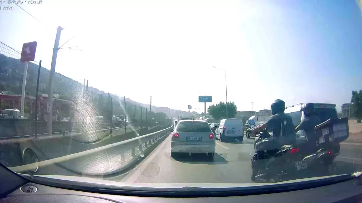Bursa'da Motosiklet Çarpışması: Kazanın Anı Araç Kamerasında