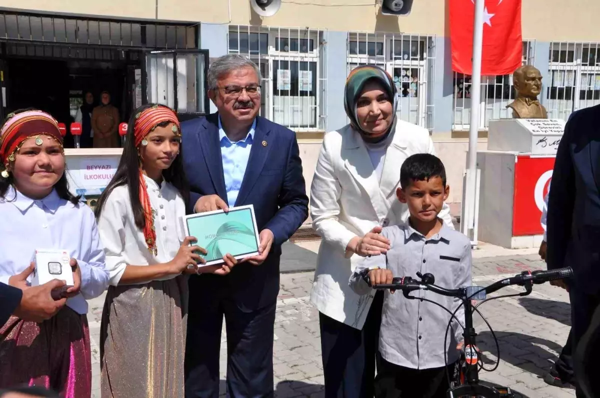 Afyonkarahisar'da 142 Bin Öğrenci Karnelerini Alarak Yaz Tatiline Girdi