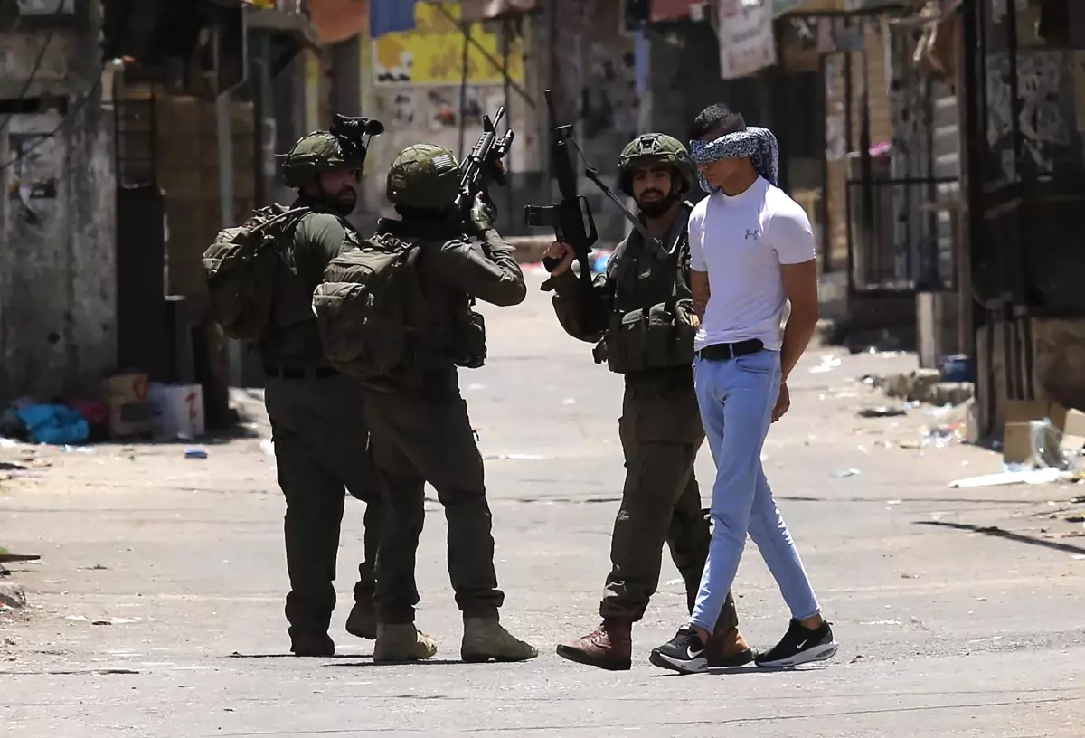 İsrail Güçleri Nablus'ta Filistinliyi Gözaltına Aldı