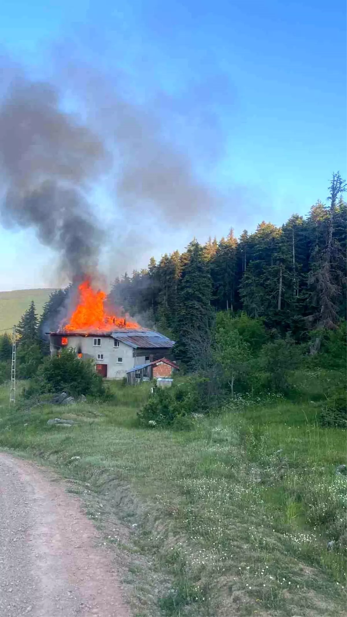 Kastamonu'da Yangın: İki Katlı Ev Küle Döndü