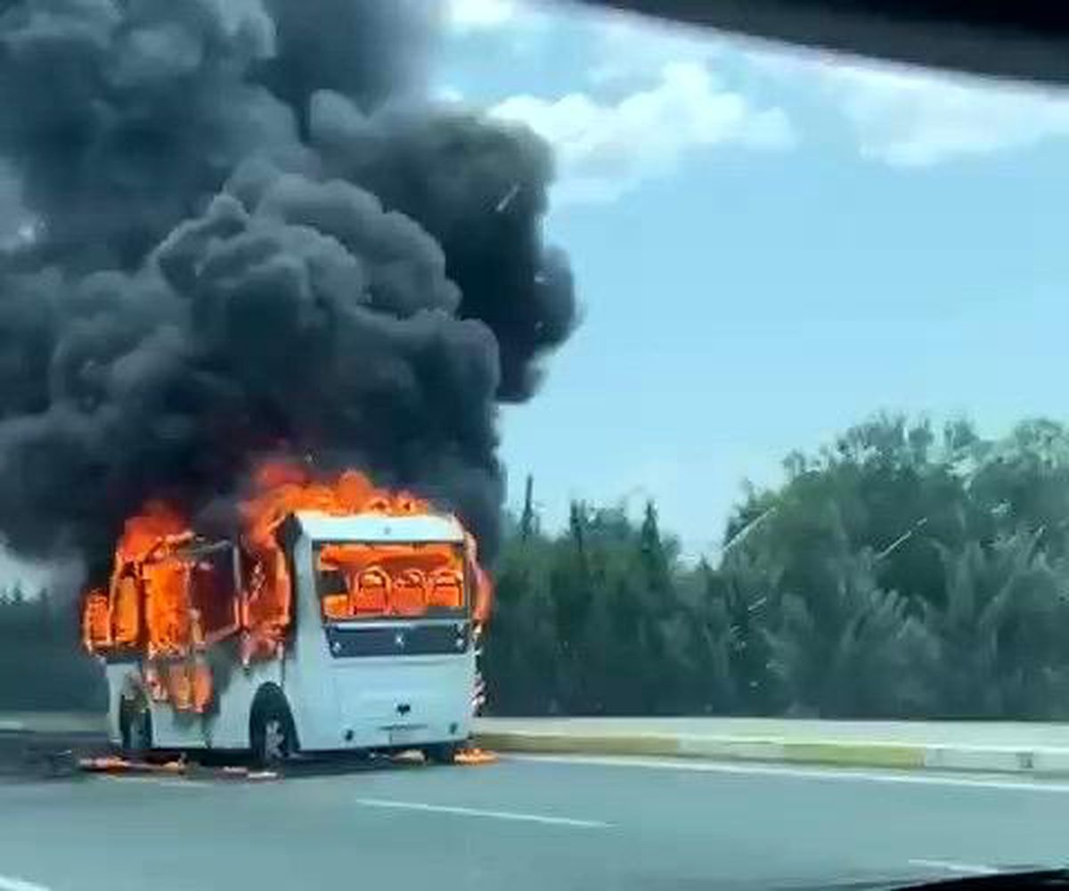 Edremit'te Yolcu Minibüsü Alev Aldı: Sürücü Yaralandı