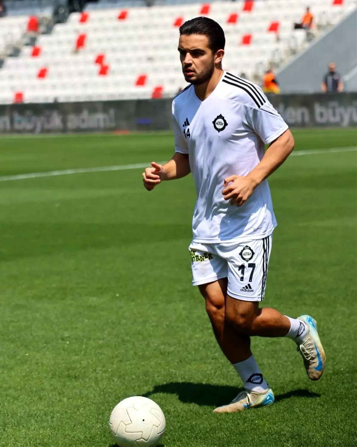 Altay, Emre Tangeldi ile Profesyonel Sözleşme İmzalamakta Zorlanıyor