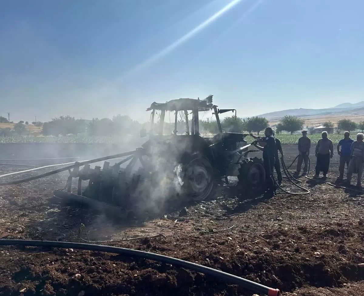 Adıyaman'da Anız Yangınına Müdahele Eden Traktör Yandı