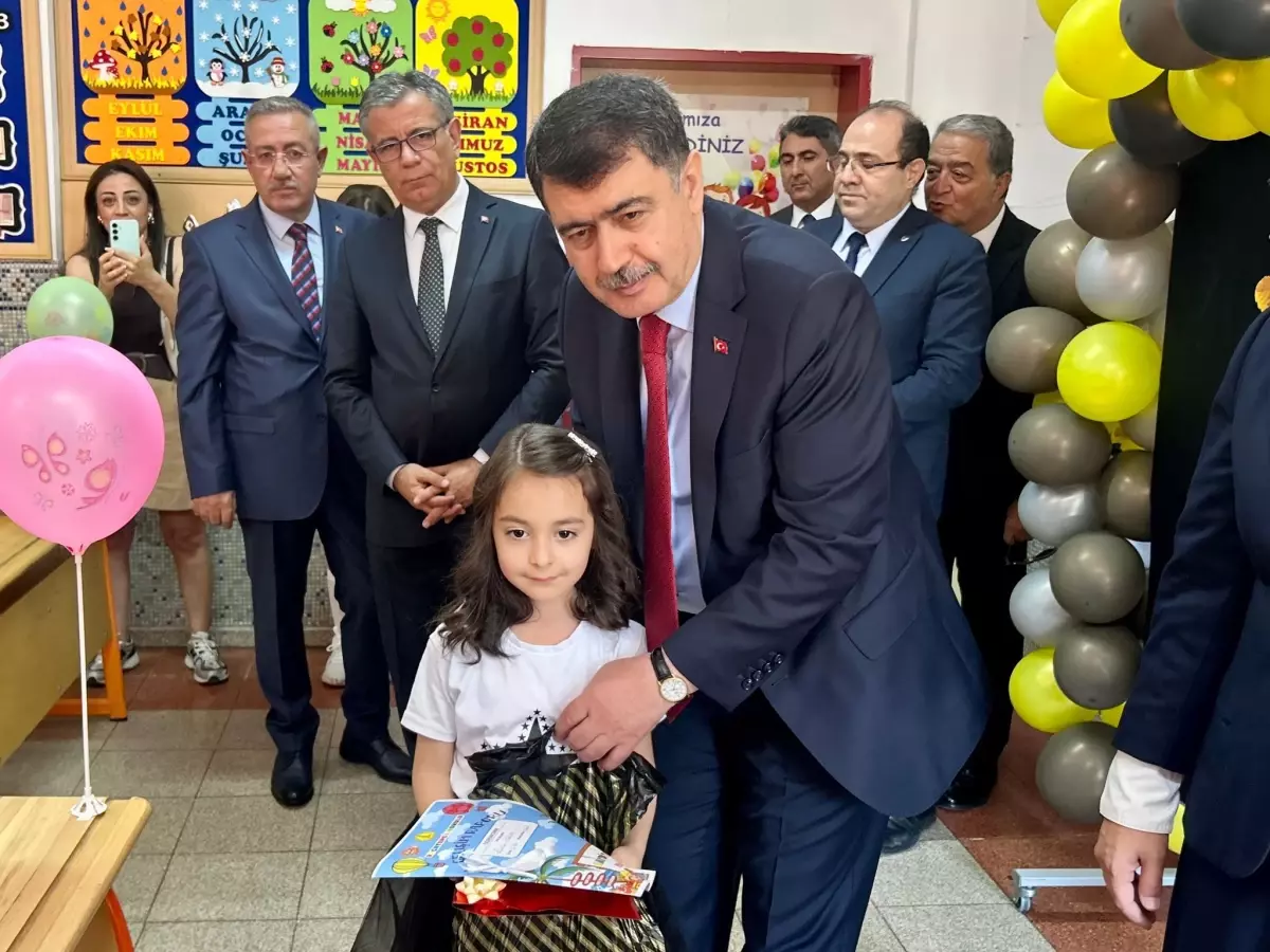 Ankara'da Öğrenciler Karnelerini Aldı