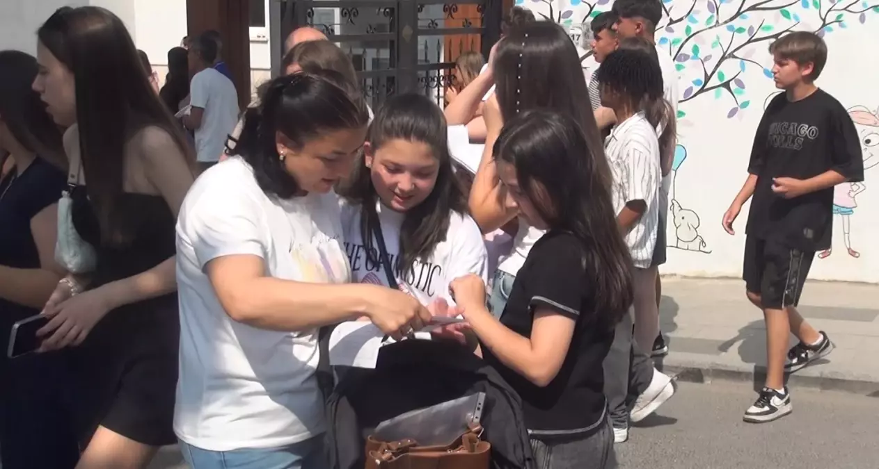 İstanbul'da Öğrenciler Karnelerini Aldı, Yaz Tatili Başladı
