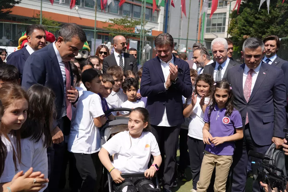 Bakan Tekin, öğrencilerin karne sevincine ortak oldu