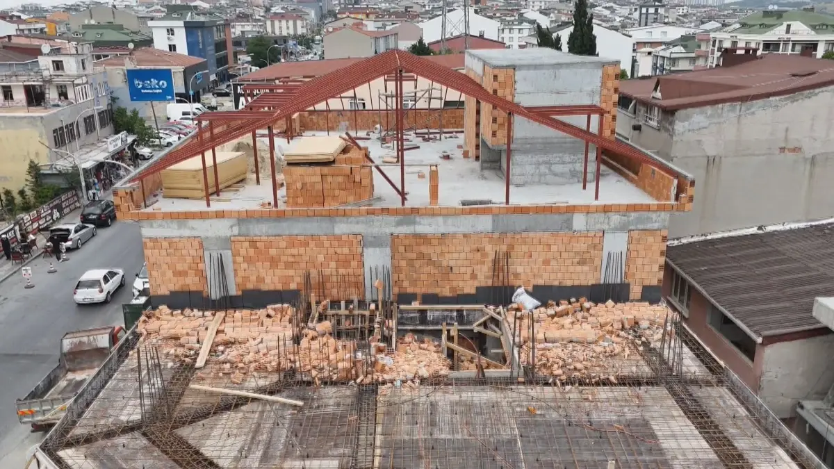 Başakşehir'de İnşaatta Duvar Çökmesi: 1 İşçi Yaralandı