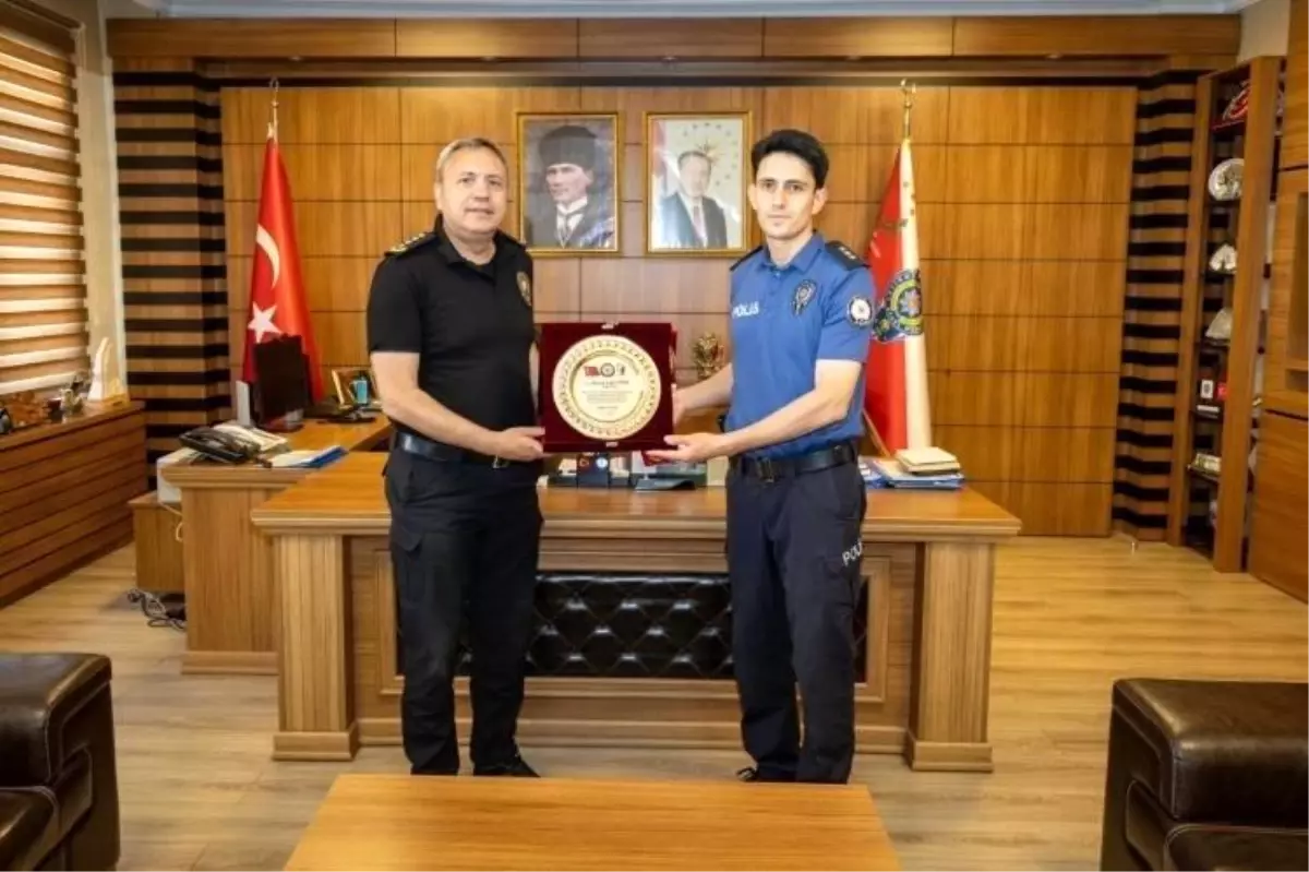 Emniyet Müdürü'nden Başkomiser Özen'e Teşekkür Plaketi