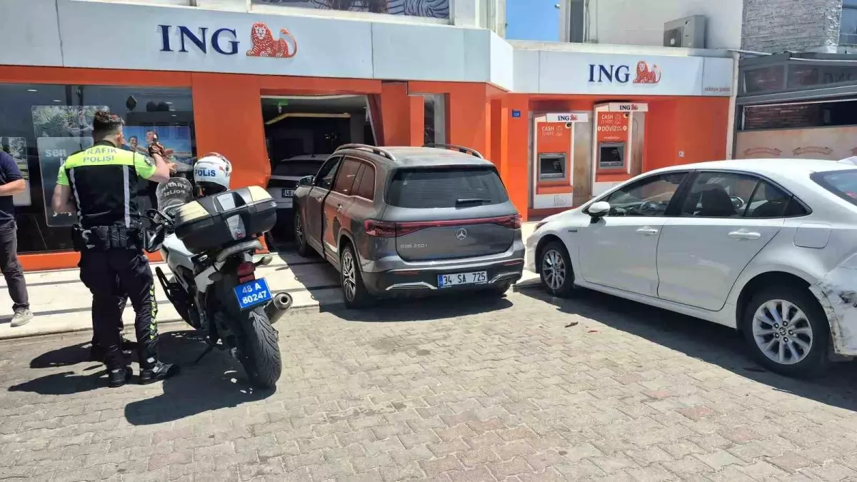 Cipin çarptığı otomobil bankaya girdi