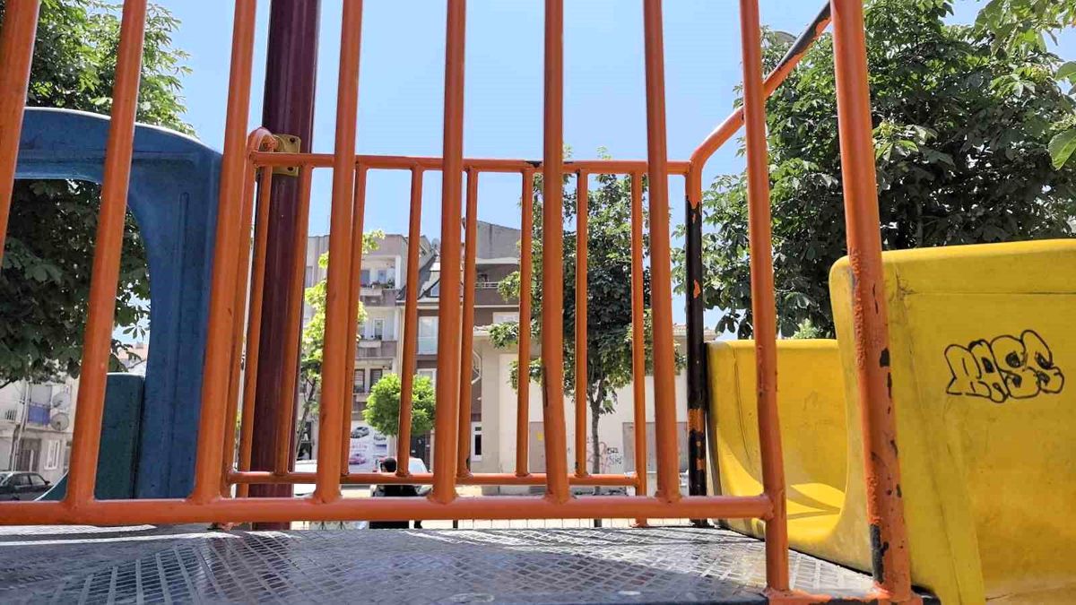 Bursa'da Karnesine Sevinirken Korkuluklara Sıkışan Çocuk Kurtarıldı
