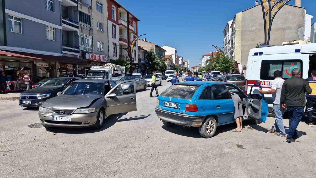 Çorum'da Trafik Kazası: 3 Yaralı