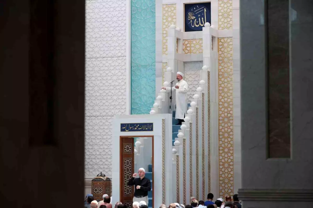 Diyanet İşleri Başkanı Ali Erbaş, Cuma Hutbesinde Gençlere Moral Verdi
