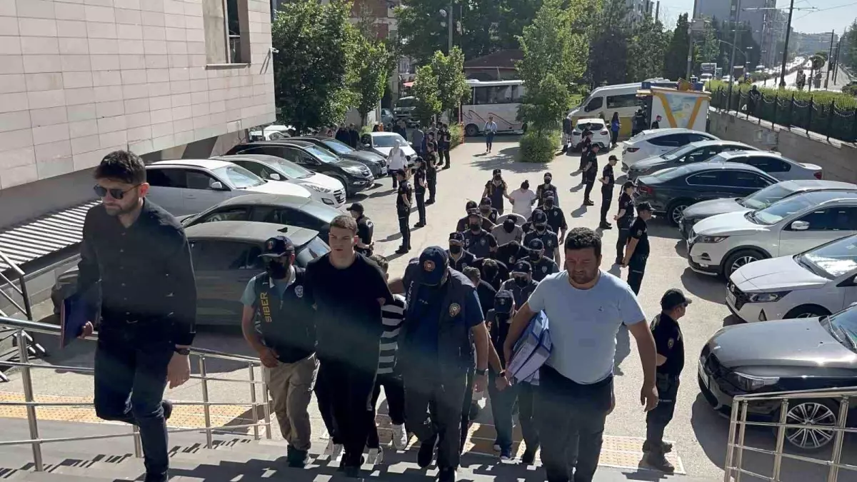 Eskişehir'de Bilişim Dolandırıcılığı Operasyonu: 8 Tutuklama