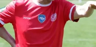 Dünyanın en yaşlı futbolcusu! Yaşıtları torun severken o top oynuyor