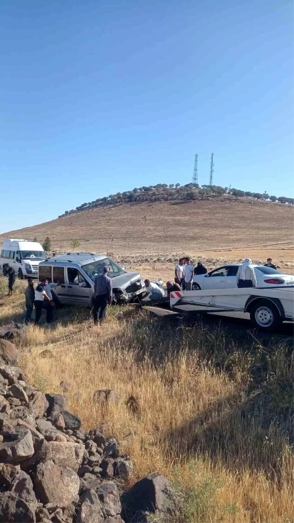 Diyarbakır'da Hafif Ticari Araç Kontrolden Çıktı, Sürücü Yaralandı