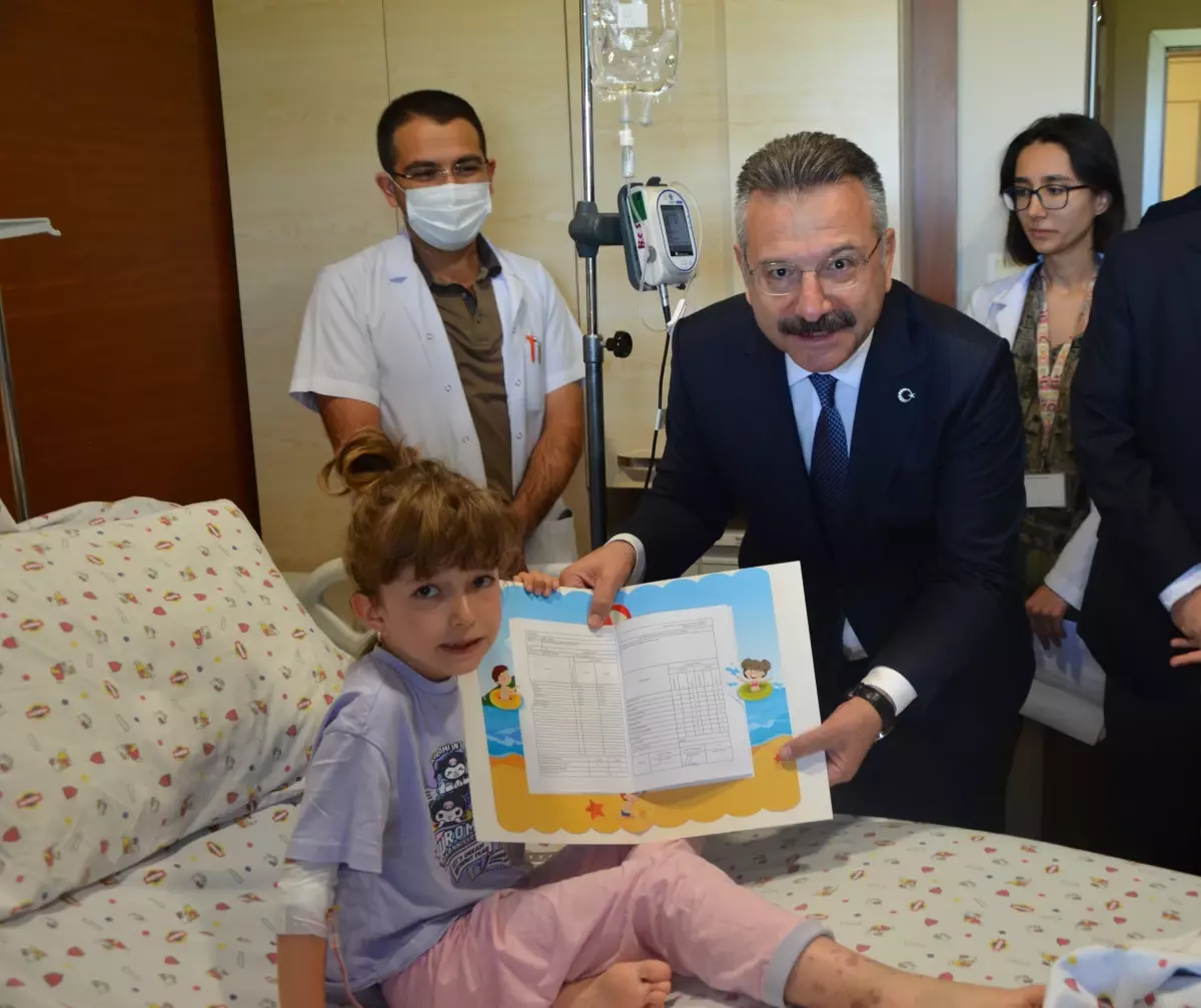Vali Aksoy, Hastanedeki Öğrencilere Karnelerini Verdi