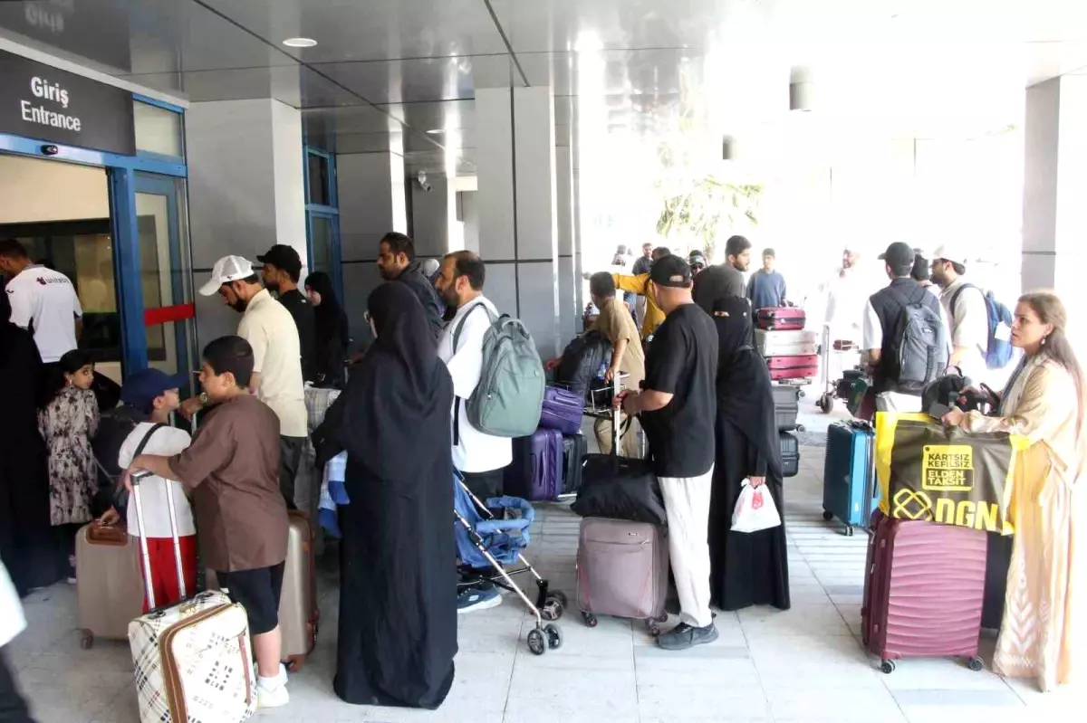 Umman, İran'daki Vatandaşlarını Tahliye Ediyor