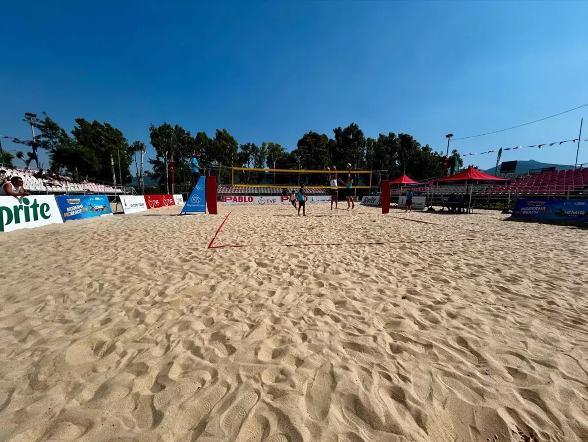 İzmir Uluslararası Plaj Voleybolu Turnuvasına Ev Sahipliği Yapıyor