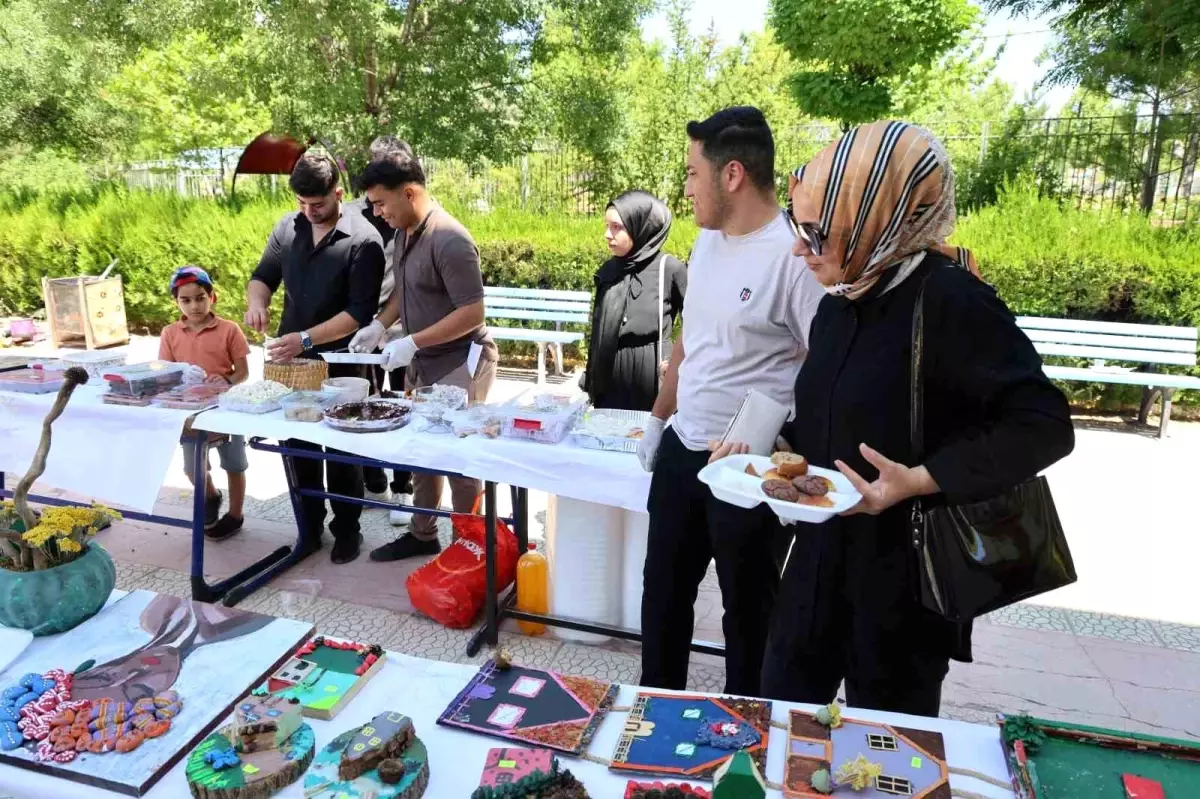 Elazığ'daki Öğrenciler, Hasta Bebek İçin Sanat Eserlerini Satışa Sundular