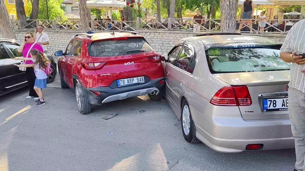 Karabük'te Kontrolden Çıkan Araç Park Halindeki 3 Araca Çarptı!