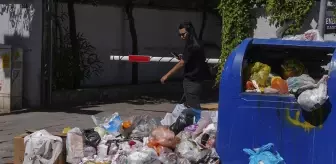 Maaş alamayan belediye çalışanları iş bıraktı, sokaklarda çöpler dağ oldu