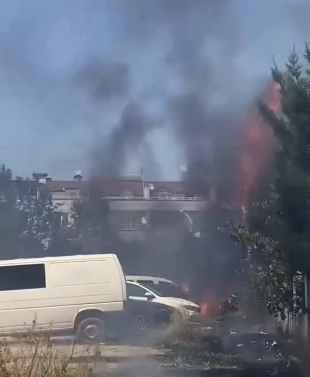 Bursa'da Yangın, İki Araç Kül Oldu
