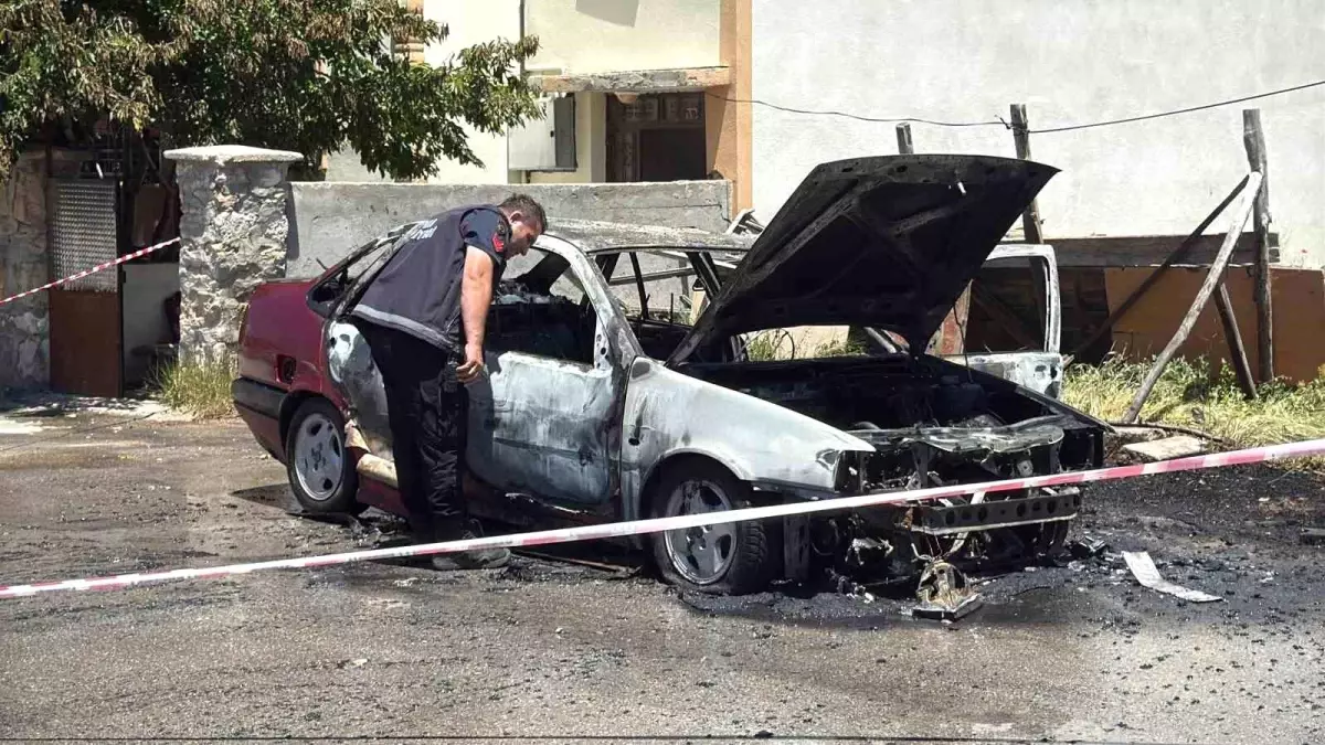 Sivas'ta Park Halindeki Otomobil Alev Aldı