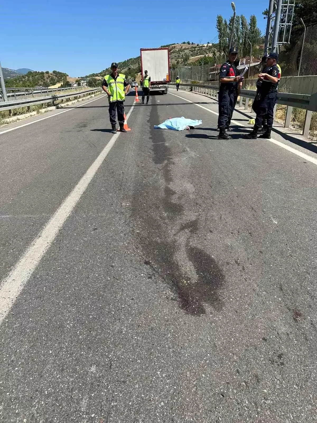 Sivas'ta Tırın Çarptığı Yaya Hayatını Kaybetti