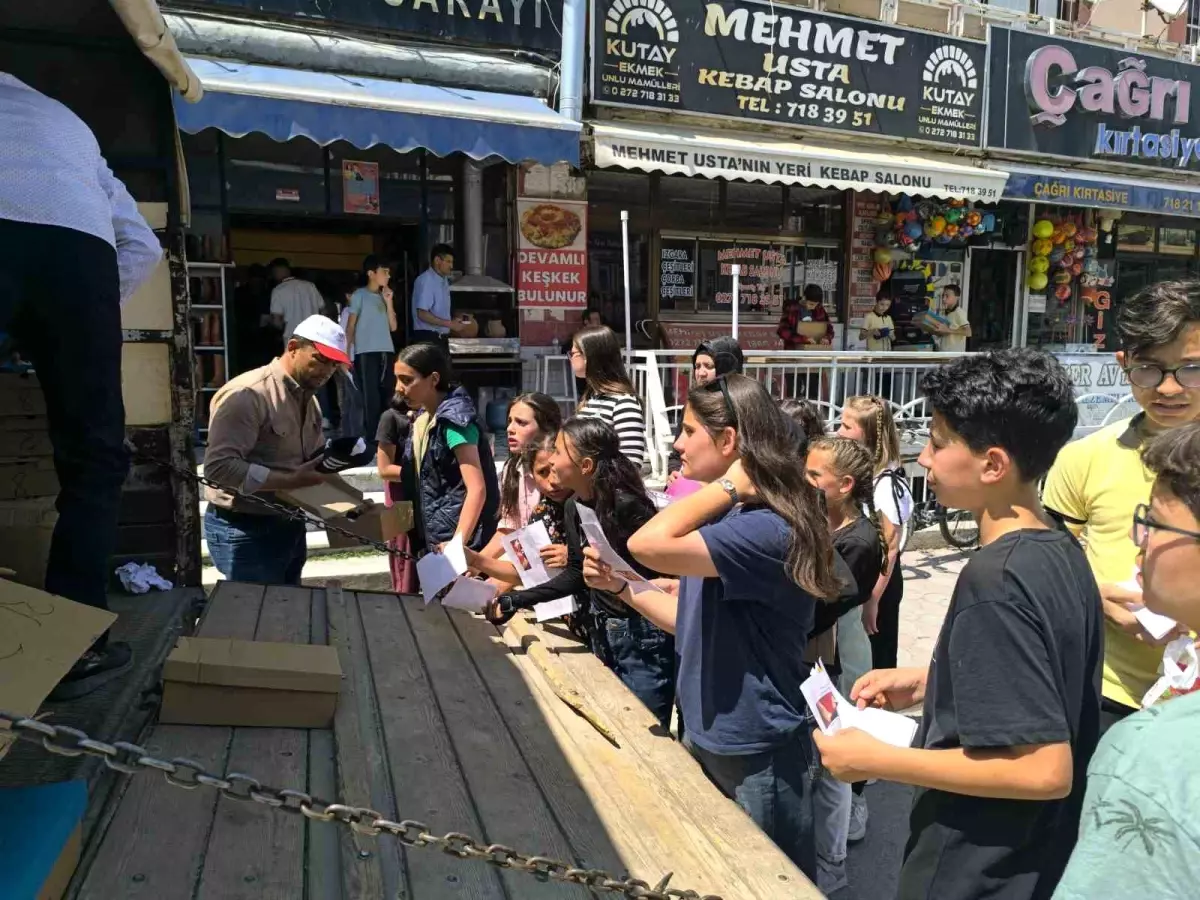Hayırsever İş İnsanı Öğrencilere Ayakkabı Dağıttı