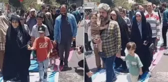 Tahran'da halk, ABD ve İsrail bayraklarını ayaklarıyla çiğnedi