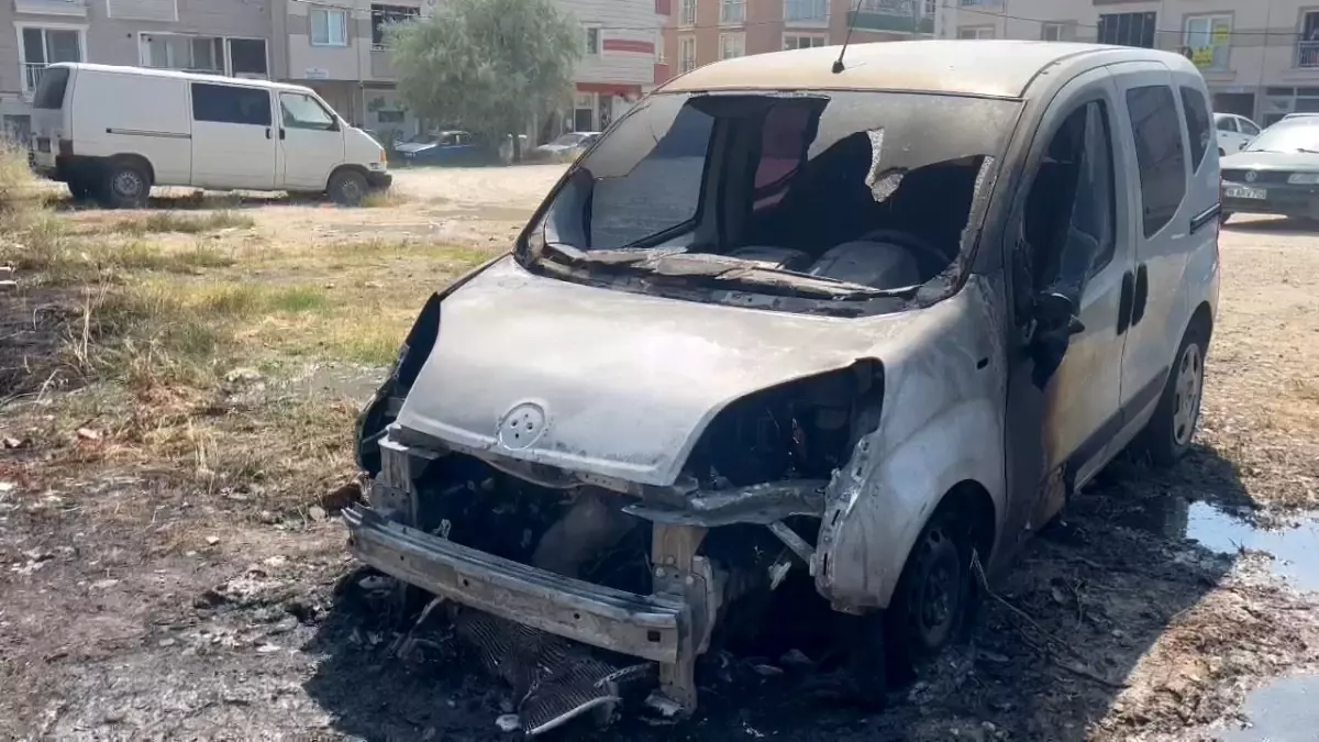 Bursa'da Tarlada Başlayan Yangın Araçları Kül Etti