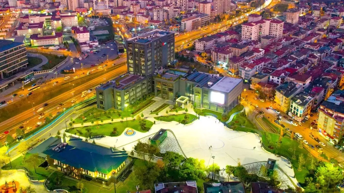 Ümraniye Belediyesi, Yeni Belediye Meydanı ile Sosyal Yaşamı Canlandırıyor