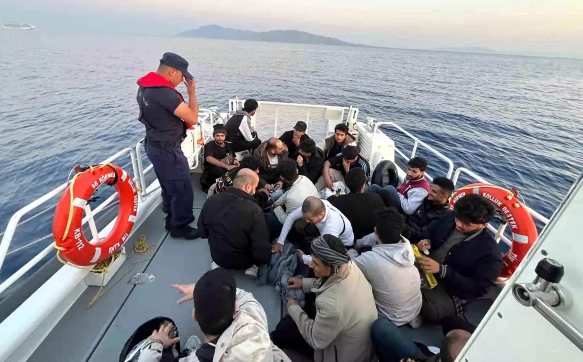 Yunanistan'dan Türk Karasularına Iterilen 23 Düzensiz Göçmen Kurtarıldı
