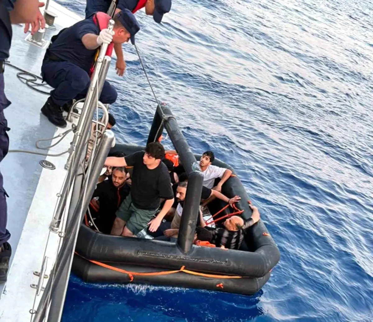Marmaris Açıklarında 21 Düzensiz Göçmen Kurtarıldı