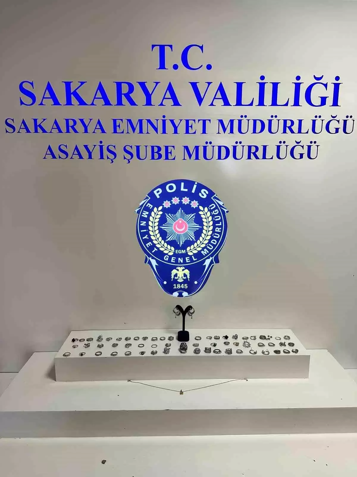 Sakarya'da Gümüş Dükkanından 70 Bin Lira Değerinde Takı Çalan Hırsız Yakalandı