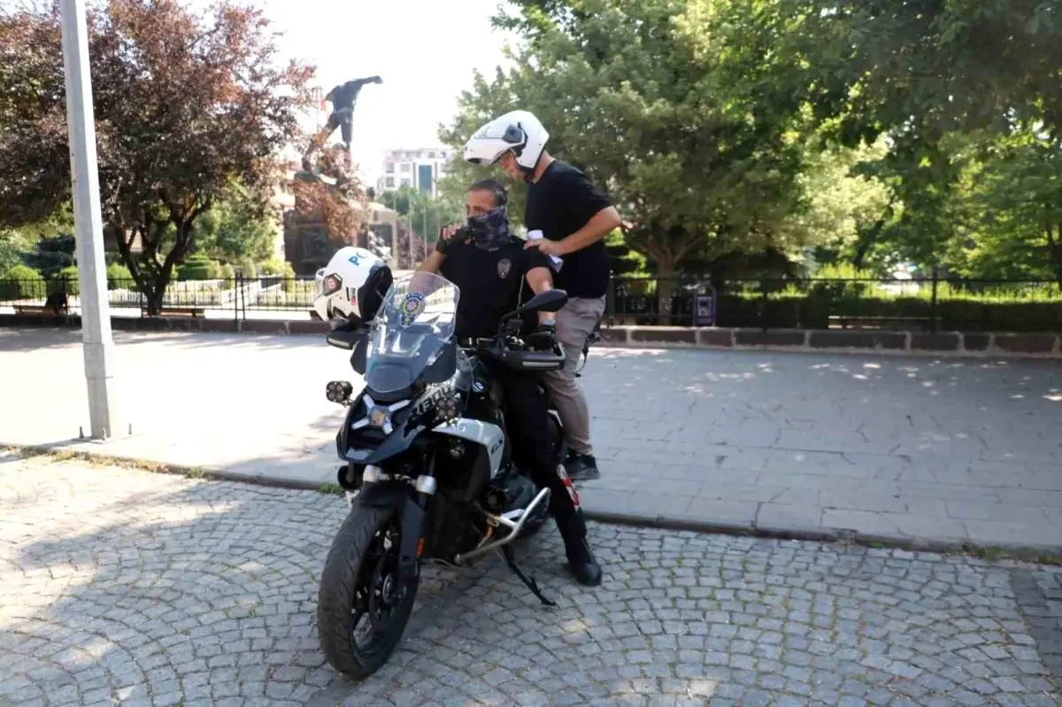 Afyonkarahisar'da Motosikletli Polisler YKS Adaylarına Yardımcı Oldu